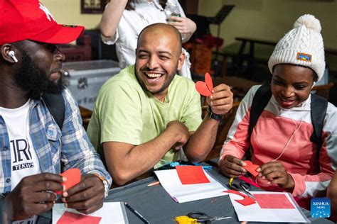 Estudantes Internacionais Experienciam Cultura Chinesa Para Celebrar