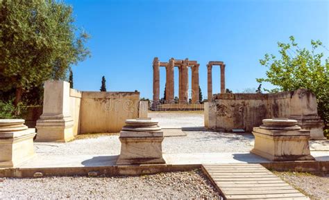 Temple De Zeus Olympien Connu Aussi Comme L Olympiade Et L Acropole Au