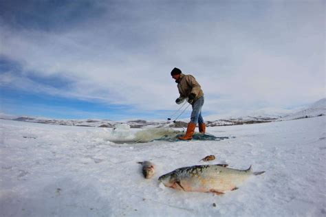 Fishing on a Frozen Lake Çıldır - Gezer Döner - Gezi Rehberi Sitesi