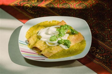 Enchiladas Verdes Mexicanas Frango Queijo Coentro E Cebola Foto