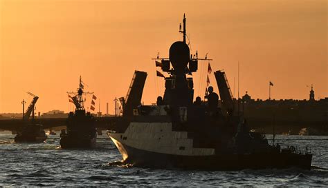 Parade Kapal Perang Rusia Jelang Perayaan Hari Angkatan Laut Foto