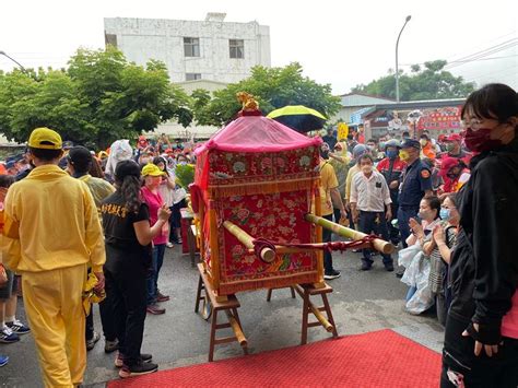 轎班摔倒！白沙屯媽祖心疼大轎猛晃