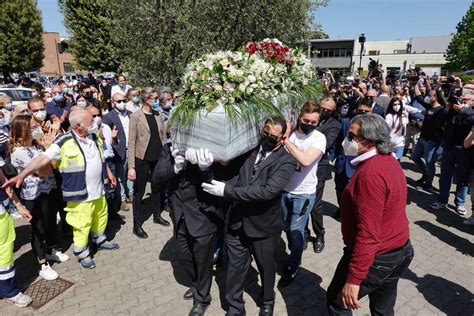 Luana Dorazio Le Foto Della Enne Stritolata Dall Orditoio A Prato