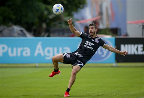 Direto do CT Corinthians faz treino específico para ataque e defesa de