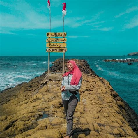Daya Tarik Destinasi Wisata Favorit Pantai Watu Ulo Jember - TOPWISATA
