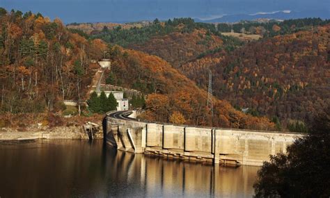 Barrage de Bort les Orgues un mur deau de 19 mètres à Bergerac en