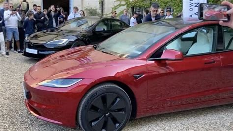 Tesla se transforma no trenó do Papai Noel descobrindo o novo ovo de