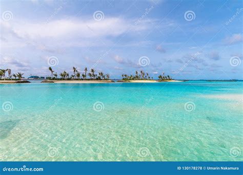 Isla Asombrosa En Los Maldivas Las Aguas Hermosas De La Turquesa Y El