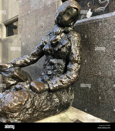 Eleanor rigby statue, liverpool hi-res stock photography and images - Alamy