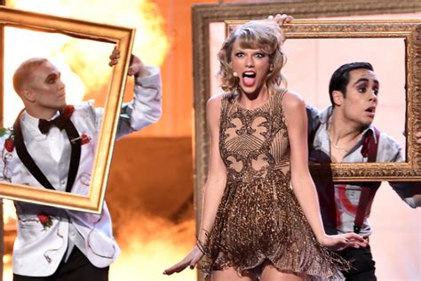 Watch Taylor Swift Light The American Music Awards On Fire With Insane