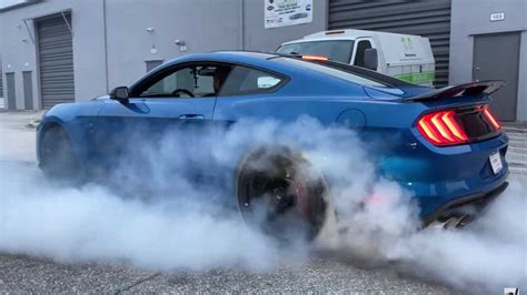 Mustang Shelby GT500 Drag Races Ford GT In Battle Of The GTs