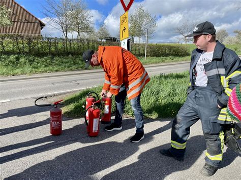 Übung mit dem Feuerlöscher Schellenberger Schule