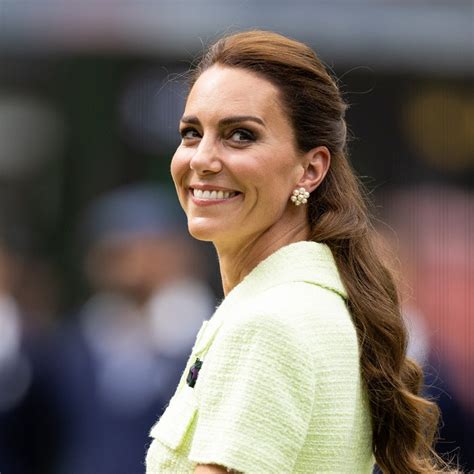 The Princess Travel Diaries Kate Middleton S Short Nude Nails Allure