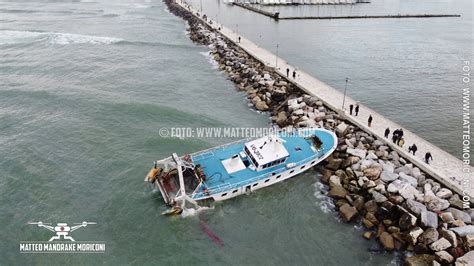 Peschereccio Sugli Scogli A Viareggio Salvato Dai Vigili Del Fuoco