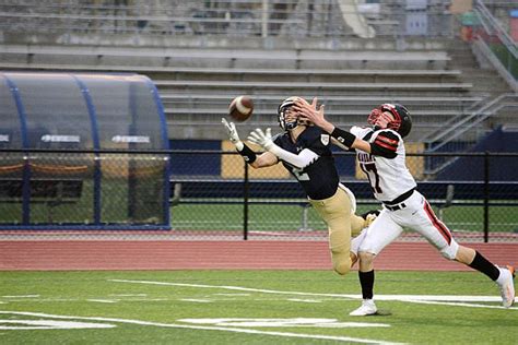 Football Friday Helias Dominates In 46 0 Victory Against Hannibal