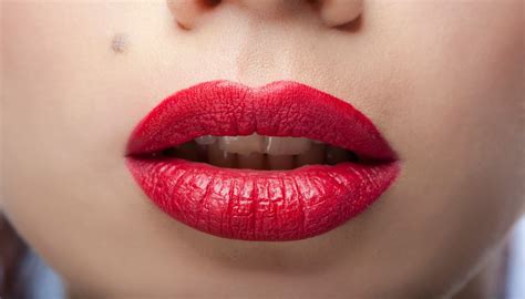 L Arte Di Applicare Il Rossetto Rosso Bigodino