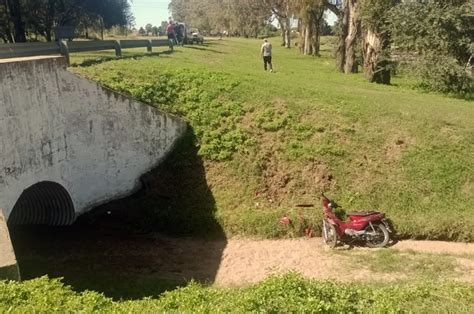 Se le reventó una rueda y cayó a un zanjón en la Ruta 5 El Diario de