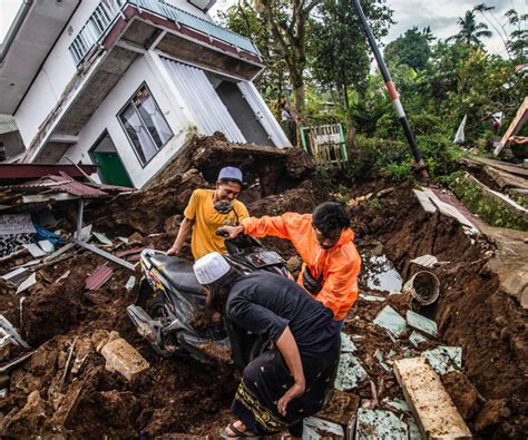 Terremoto En Indonesia Deja 268 Muertos Por Derrumbes De Casas Y