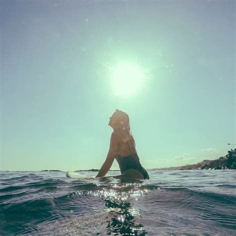 Femme Assise Sur Une Planche De Surf Dans L Eau Photo Gratuite