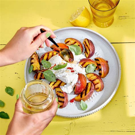 Salade Met Gegrilde Perzik Burrata En Basilicum Recept Okoko Recepten