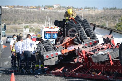 Tr Iler Se Incendia Tras Volcar Sobre La Carretera Le N Lagos