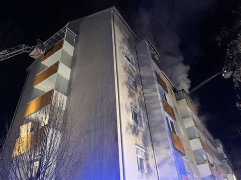 Wohnungsbrand Mit Menschenrettung Feuerwehr Objektiv