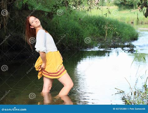 裙子的诱人的女孩在水中 库存照片 图片 包括有 纵向 历史 妇女 历史记录 立场 诱人 礼服 43735380