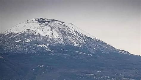 Cappuccio Bianco Sul Vesuvio Ancora Neve Sulla Cima Del Vulcano Foto