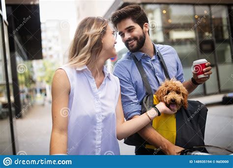 Pares En Amor Con El Perro Que Camina Y Que Sonr E Al Aire Libre Foto