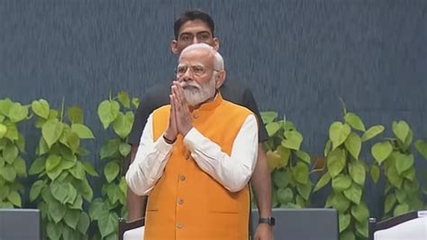 Pm Modi Speaks To Rekha Patra Bjps Basirhat Lok Sabha Candidate And