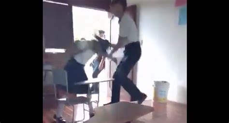 Circula en redes video en el que joven golpea a su compañera en escuela