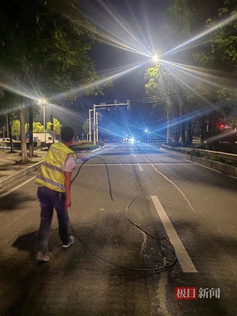 电缆空中垂落，东西湖城管路长联手市政人员消除隐患车辆车顶走马岭