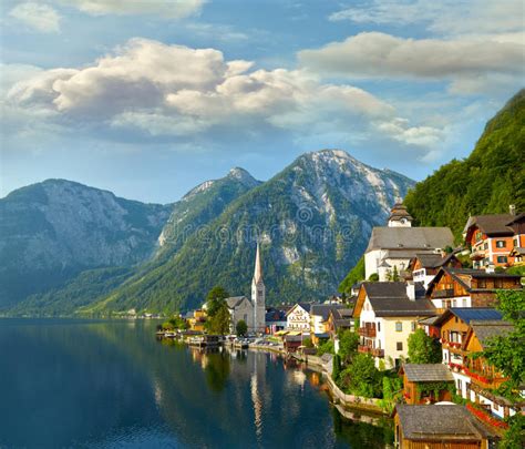 Hallstatt Dorf Und Alpiner See Am Morgen Beleuchtet Stockbild Bild