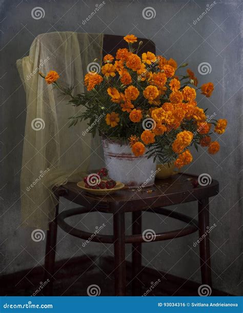 Bouquet of Orange Marigolds Stock Photo - Image of taste, garden: 93034316