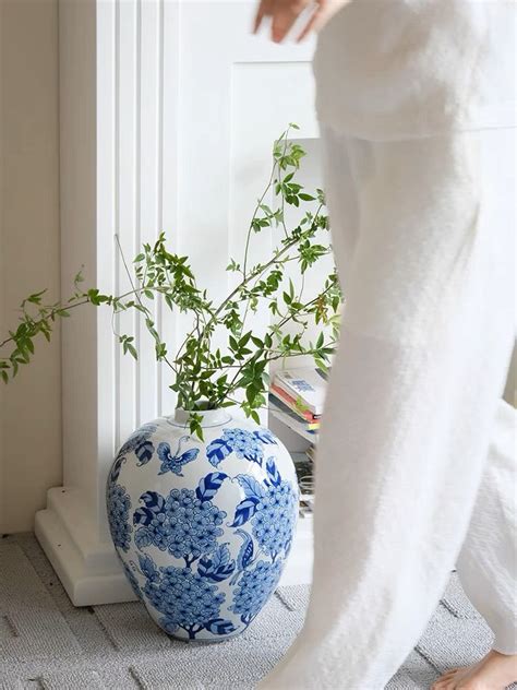 Blue and White Porcelain Chinese Vase – FancyAdd