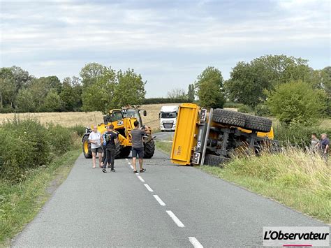 Haut Lieu Une Remorque Se Renverse Sur La Rd