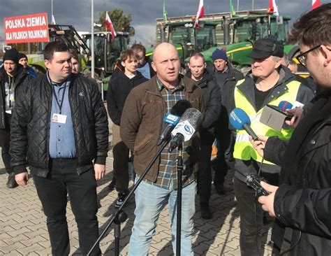 Rolnicy Kt Rzy Protestuj Pod Szczeci Ska Siedzib Kowr Nie