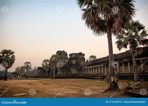 El Famoso Angkor Wat En Camboya Foto De Archivo Editorial Imagen De