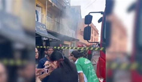 VÍDEOS incêndio atinge restaurante no Centro de Manaus