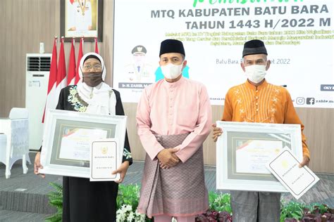 Ladang Berita Bupati Zahir Berikan Piagam Penghargaan Kepada Pembina