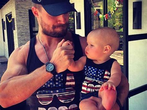 La Evolución De Stephen Amell Hasta Convertirse En Arrow Con Su Hija