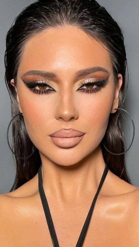 Best 13 The Reverse Cat Eye Trend Is A Fierce Upgrade To Winged Liner