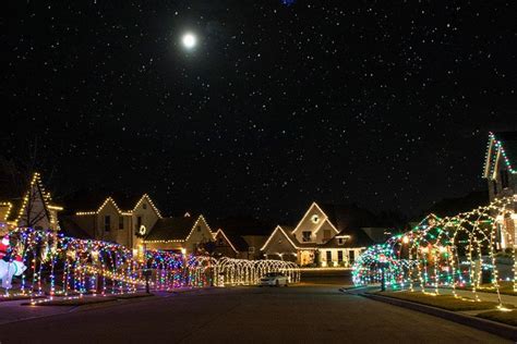 How Neighborhoods Plan And Coordinate Their Christmas Displays