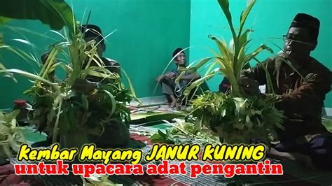 Tradisi Adat Jawa Membuat Kembar Mayang Janur Kuning Untuk Pengantin