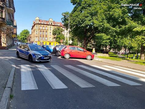 Potr Ci Latk Na Przej Ciu Dla Pieszych O Lepi Y Go Promienie