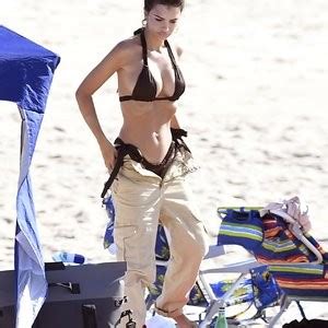 Emily Ratajkowski Shows Her Abs At The Beach In The Hamptons Photos