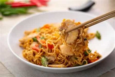 Chilli Garlic Chicken Fried Noodles: Chinese Style Noodles