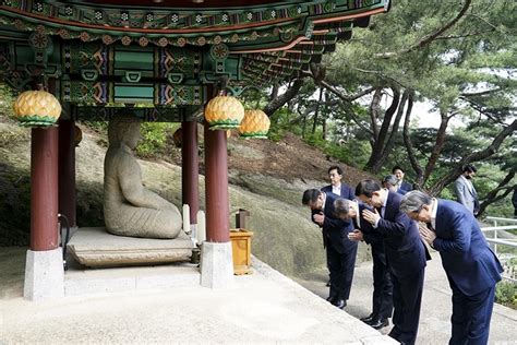 문 대통령과 여야 원내대표 청와대 불상 앞에서 함께 합장 위키트리