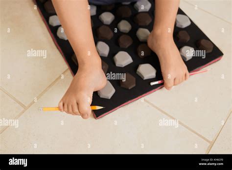 Niñito en masajes mat haciendo ejercicios para prevención flatfoot niño