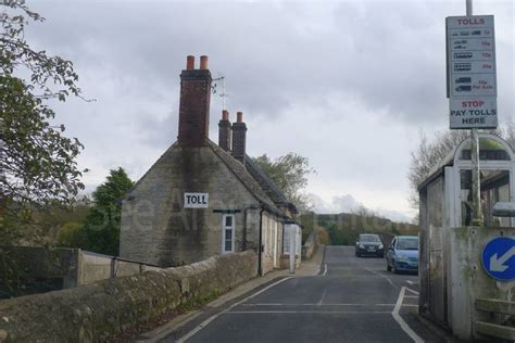 Swinford Toll Bridge and Tollhouse, Swinford, Oxfordshire - See Around Britain